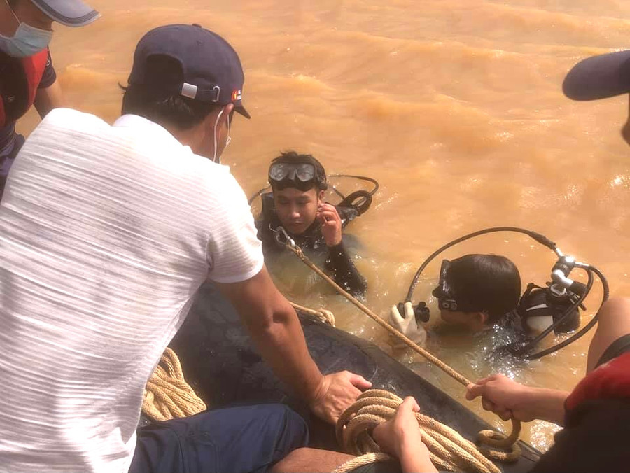  Lực lượng cứu hộ gặp nhiều khó khăn trong công tác tìm kiếm nạn nhân. Ảnh: Văn Ngọc