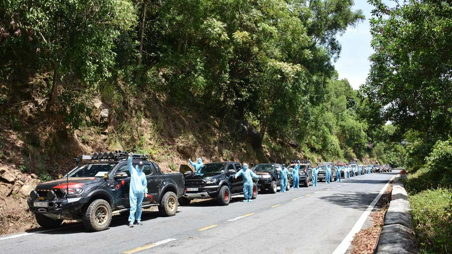 Đoàn xe bán tải trong một hành trình đi trao nhu yếu phẩm mùa dịch Covid-19. Ảnh: NVCC