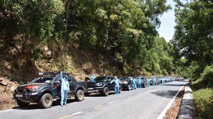 Đoàn xe bán tải trong một hành trình đi trao nhu yếu phẩm mùa dịch Covid-19. Ảnh: NVCC