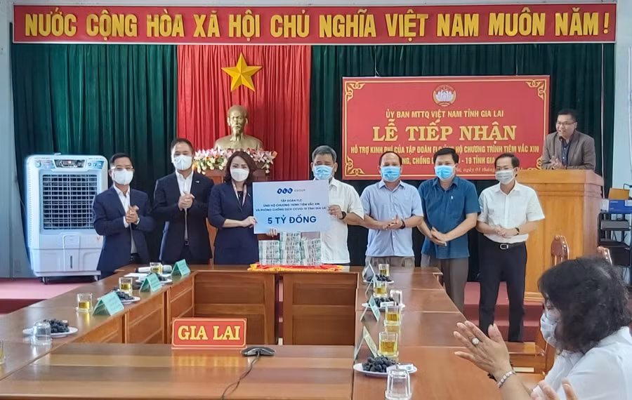 Lãnh đạo tỉnh Gia Lai tiếp nhận 5 tỷ đồng từ Tập đoàn FLC Ảnh Ngọc Anh