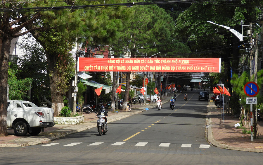  Khẩu hiệu tuyên truyền thực hiện Nghị quyết Đại hội Đảng bộ TP. Pleiku lần thứ XII (nhiệm kỳ 2020-2025). Ảnh: Thanh Nhật