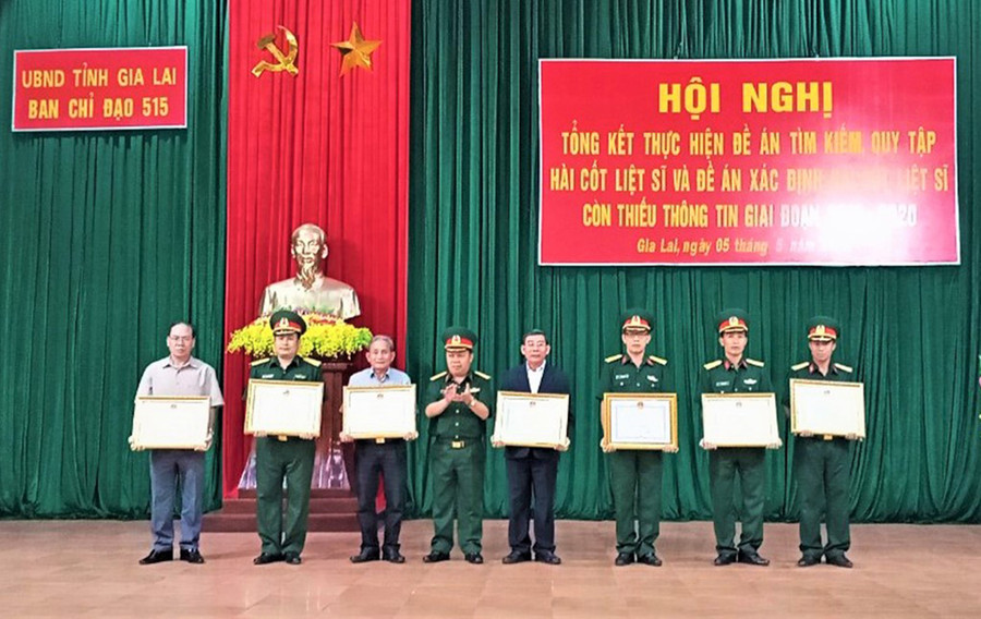 Các tập thể, cá nhân nhận bằng khen của Chủ tịch UBND tỉnh vì có thành tích xuất sắc trong thực hiện nhiệm vụ tìm kiếm, quy tập và xác định hài cốt liệt sĩ còn thiếu thông tin giai đoạn 2013-2020. Ảnh: Vĩnh Hoàng Các tập thể, cá nhân nhận bằng khen của Chủ tịch UBND tỉnh vì có thành tích xuất sắc trong thực hiện nhiệm vụ tìm kiếm, quy tập và xác định hài cốt liệt sĩ còn thiếu thông tin giai đoạn 2013-2020. Ảnh: Vĩnh Hoàng