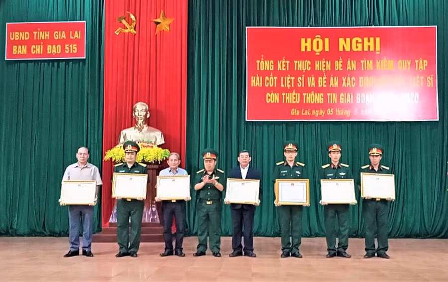  Các tập thể, cá nhân nhận bằng khen của Chủ tịch UBND tỉnh vì có thành tích xuất sắc trong thực hiện nhiệm vụ tìm kiếm, quy tập và xác định hài cốt liệt sĩ còn thiếu thông tin giai đoạn 2013-2020. Ảnh: Vĩnh Hoàng