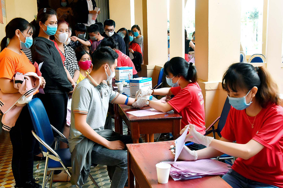 Nhân viên Khoa Huyết học Bệnh viên tỉnh Test nhanh và cho kết quả kiểm tra máu chính xác nghiêm túc, kỹ lưỡng. Ảnh: Đức Thụy