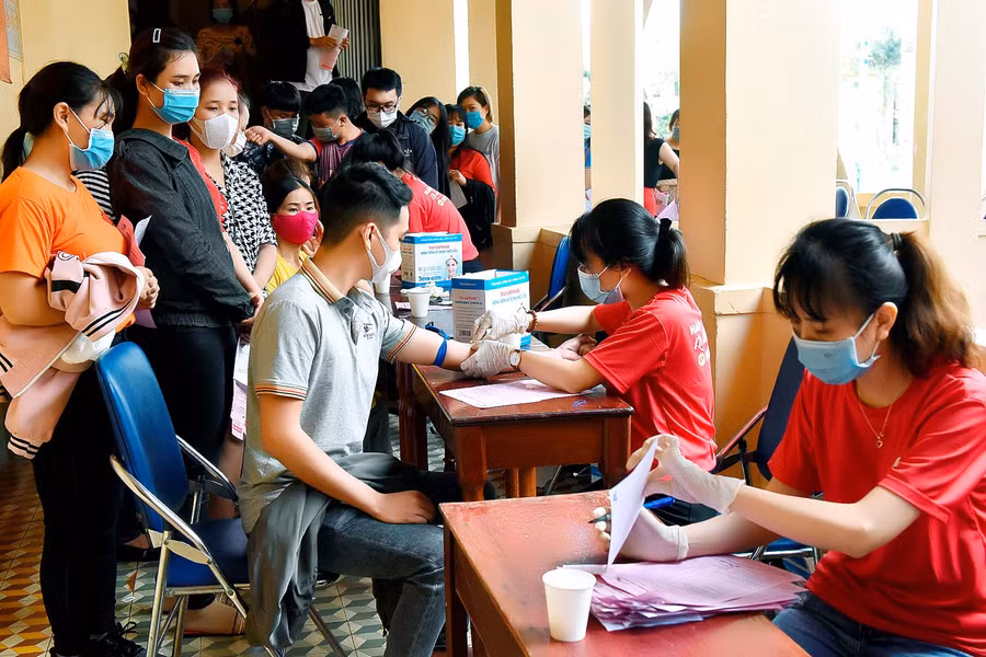 Nhân viên Khoa Huyết học Bệnh viên tỉnh Test nhanh và cho kết quả kiểm tra máu chính xác nghiêm túc, kỹ lưỡng. Ảnh: Đức Thụy