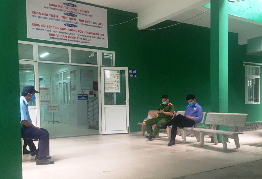 Lực lượng công an có mặt tại hiện trường điều tra nguyên nhân vụ việc - ẢNH: NAM THỊNH