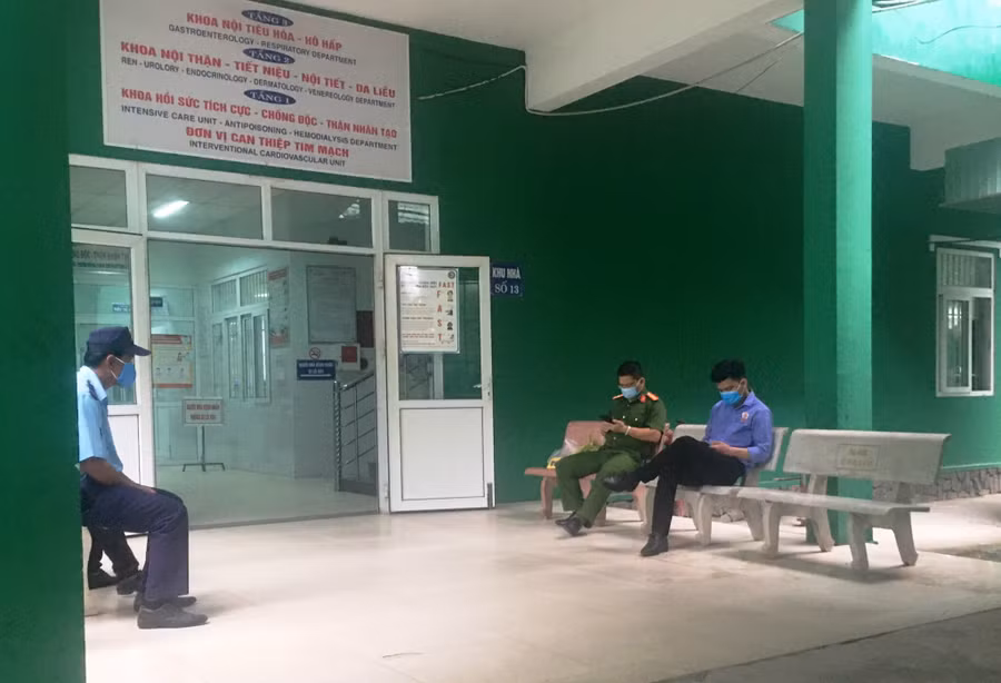 Lực lượng công an có mặt tại hiện trường điều tra nguyên nhân vụ việc - ẢNH: NAM THỊNH