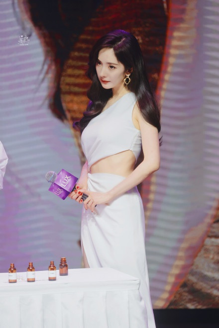 Người đẹp còn khéo léo kết hợp với bông tai màu vàng nổi bật tạo điểm nhấn cho khuôn mặt thêm hoàn hảo.