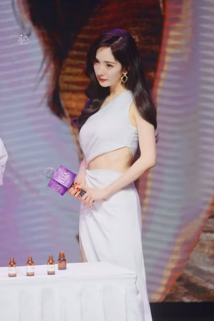 Người đẹp còn khéo léo kết hợp với bông tai màu vàng nổi bật tạo điểm nhấn cho khuôn mặt thêm hoàn hảo.