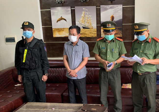  Cơ quan công an thực hiện lệnh khởi tố, bắt giam Trần Xuân Long- Chánh Văn phòng Cảng hàng không quốc tế Phú Bài. Ảnh: Đ.H.