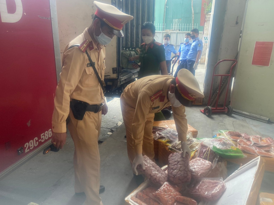 Lực lượng chức năng đã lập biên bản tạm giữ toàn bộ số thực phẩm này để phục vụ công tác xác minh - Ảnh Đan Hạ Lực lượng chức năng đã lập biên bản tạm giữ toàn bộ số thực phẩm này để phục vụ công tác xác minh - Ảnh Đan Hạ