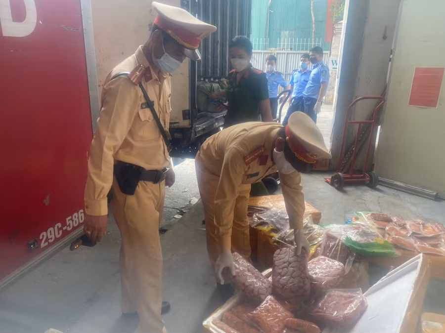 Lực lượng chức năng đã lập biên bản tạm giữ toàn bộ số thực phẩm này để phục vụ công tác xác minh - Ảnh Đan Hạ