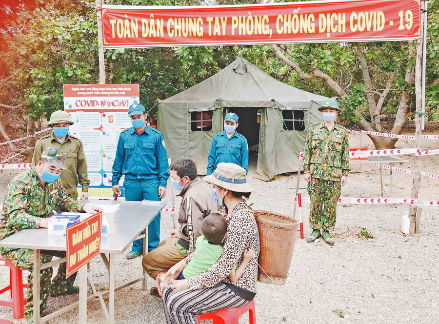 Hướng dẫn người dân vùng biên giới phòng-chống dịch bệnh. Ảnh: L.Q