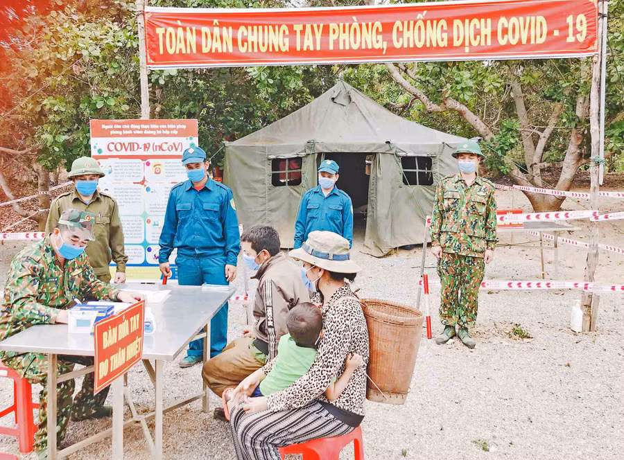 Hướng dẫn người dân vùng biên giới phòng-chống dịch bệnh. Ảnh: L.Q