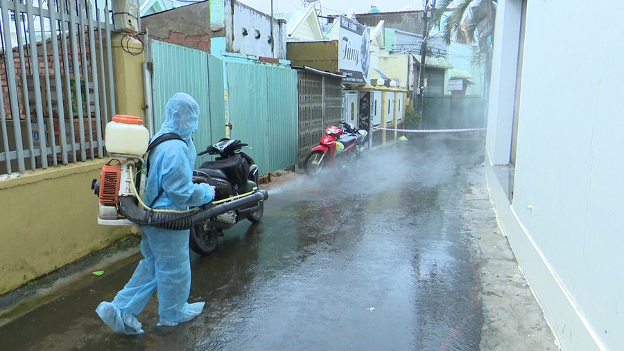  Lực lượng chức năng phun khử khuẩn tại một địa điểm dịch tễ liên quan ca bệnh H.V.Đ. trên địa bàn TP. Pleiku. Ảnh: Như Nguyện
