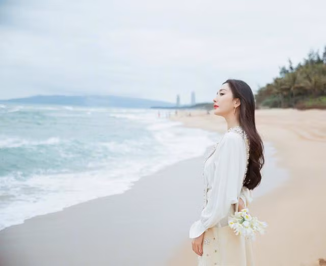 Dương Mịch hiện tại ngày càng sắc sảo, đẹp hơn, lôi cuốn hơn và tất nhiên xương hàm vuông vức ngày xưa cũng chẳng còn thay vào đó là khuôn mặt Vline đẹp không tỳ vết.