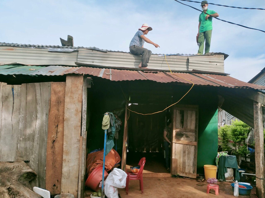 Người dân xã Ia Dom lợp lại mái nhà bị tốc do gió lốc. Ảnh: Lê Nam Người dân xã Ia Dom khắc phục mái nhà bị tốc mái.Ảnh: Lê Nam