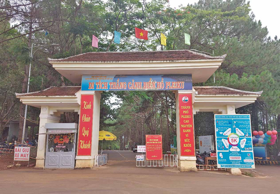 1. Khu du lịch sinh thái-tâm linh Biển Hồ vắng khách trong mùa dịch Covid-19 