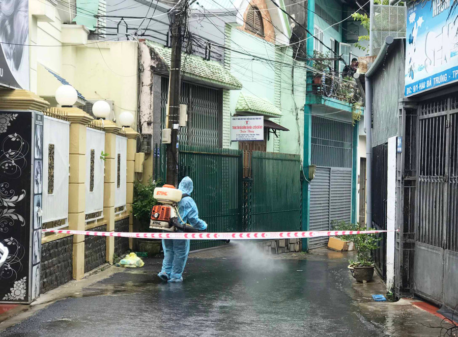Lực lượng y tế tiến hành phun khử khuẩn 1 địa điểm dịch tễ tại TP. Pleiku liên quan ca mắc mới ghi nhận. ẢNh: Như Nguyện