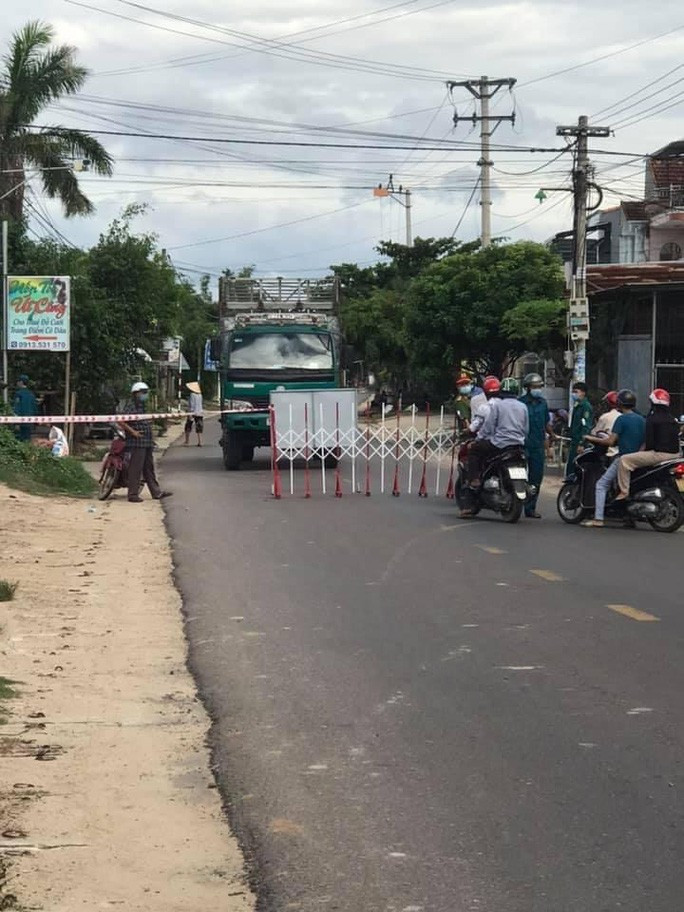 Một khu vực ở huyện Phù Cát bị phong tỏa sau khi xác định nơi này có ca mắc Covid-19 Một khu vực ở huyện Phù Cát bị phong tỏa sau khi xác định nơi này có ca mắc Covid-19