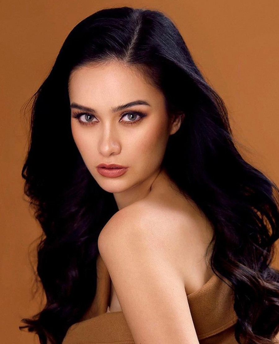 Hannah Arnold sinh ra và lớn lên tại Canberra, Australia. Cô đã tốt nghiệp đại học chuyên ngành pháp y và khoa học, công nghệ.