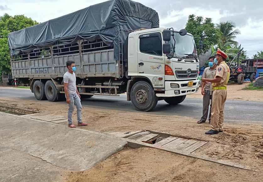 Lực lượng chức năng làm việc tại chốt kiểm soát dịch thôn Quý Đức (xã Ia Trok, huyện Ia Pa) kiểm tra thông tin người và phương tiện qua lại.Ảnh.Vũ Chi