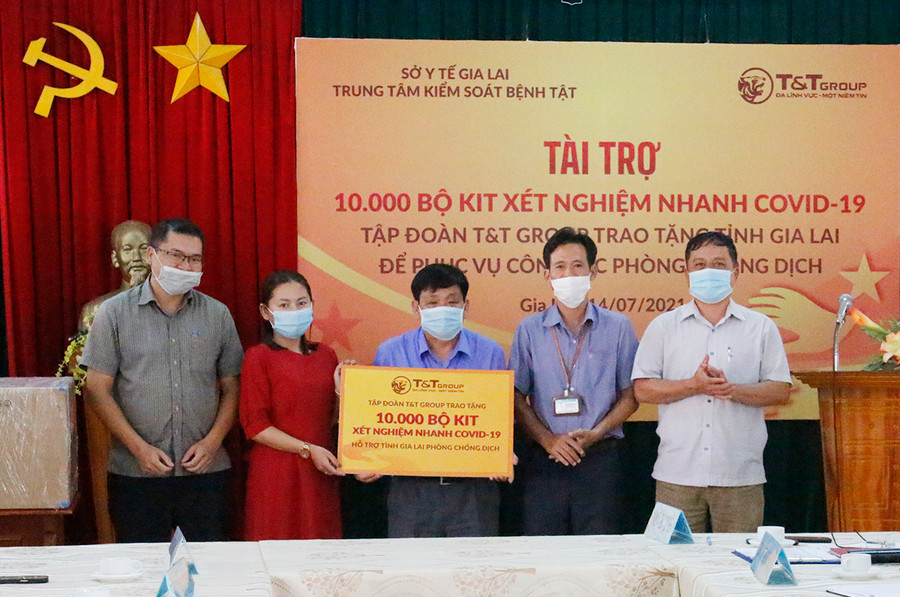 Đại diện Tập đoàn T&T Group trao tặng 10.000 bộ kit xét nghiệm cho CDC Gia Lai. Ảnh: Như Nguyện  Đại diện Tập đoàn T&T Group trao tặng 10.000 bộ kit xét nghiệm cho CDC Gia Lai. Ảnh: Như Nguyện