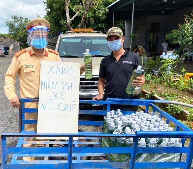 Trung tá Nguyễn Minh Tuấn - Đội trưởng Đội CSGT đường bộ số 1 (Phòng CSGT Công an tỉnh), Chốt trưởng chốt kiểm soát phòng-chống dịch Covid-19 số 3, khu vực cầu 110 cấp xăng cho người dân