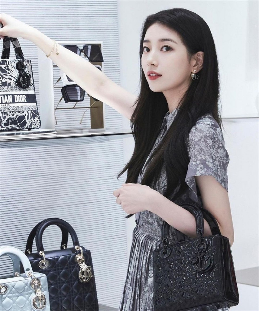 Trong loạt ảnh mới, Suzy tiếp tục gây “thương nhớ” khi diện một chiếc váy có hoa văn màu xám. Cô kết hợp với việc trang điểm nhẹ và để tóc đen dài buông xoã tự nhiên. Ảnh: AFP.