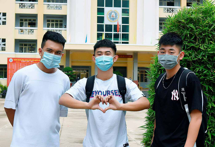 Phần lớn thí sinh tự do đã hoàn thành sớm kỳ thi với tâm trạng phấn khởi. Ảnh Đức Thụy