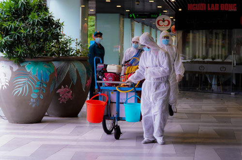 Bệnh viện Dã chiến số 5 ở The Garden Mall (quận 5, TP HCM) được phun khử khuẩn toàn bộ vào chiều 21-7 để sẵn sàng tiếp nhận bệnh nhân Ảnh: HUẾ XUÂN