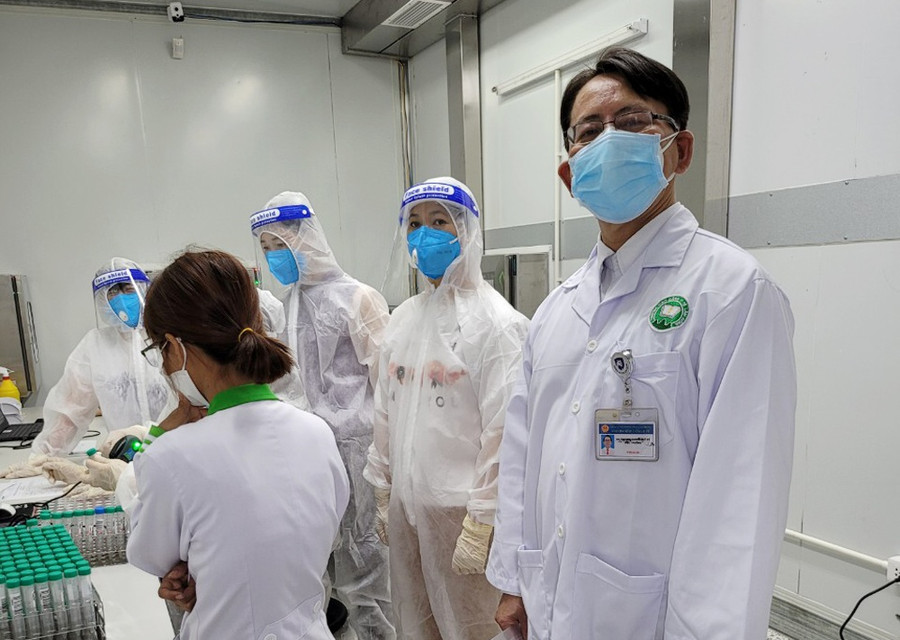 GS-TSKH-BS Dương Quý Sỹ (đầu tiên bên phải) đang làm việc tại Bình Dương. Ảnh: Trường CĐ Y tế Lâm Đồng