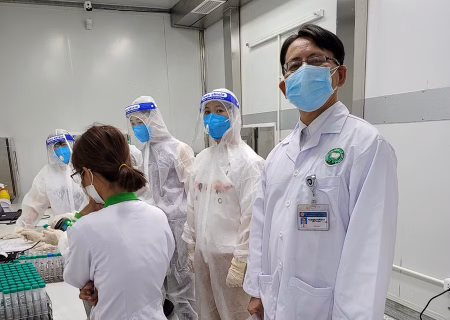 GS-TSKH-BS Dương Quý Sỹ (đầu tiên bên phải) đang làm việc tại Bình Dương. Ảnh: Trường CĐ Y tế Lâm Đồng