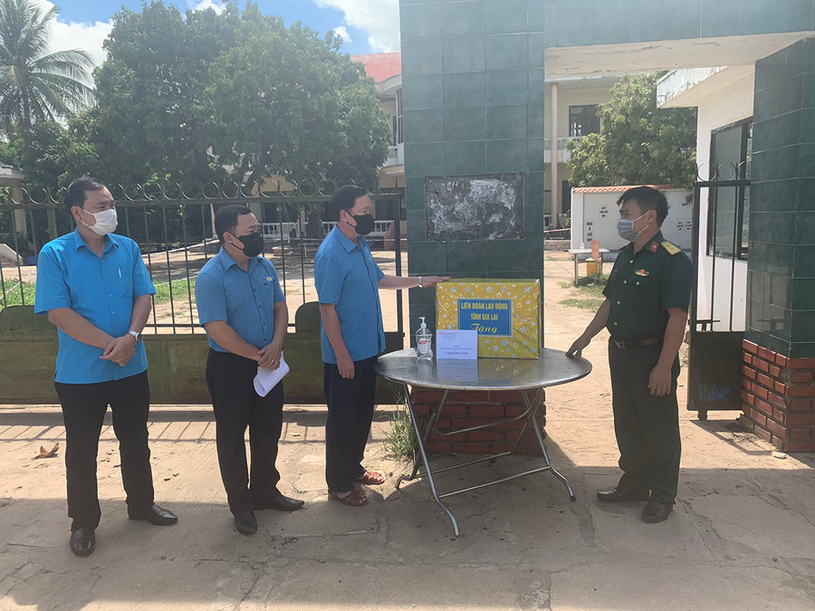 Liên đoàn Lao động tỉnh Gia Lai thăm, tặng quà khu cách ly tập trung tại thị xã Ayun Pa. Ảnh: Vũ Chi Liên đoàn Lao động tỉnh thăm, tặng quà khu cách ly tập trung tại thị xã Ayun Pa. Ảnh: Vũ Chi