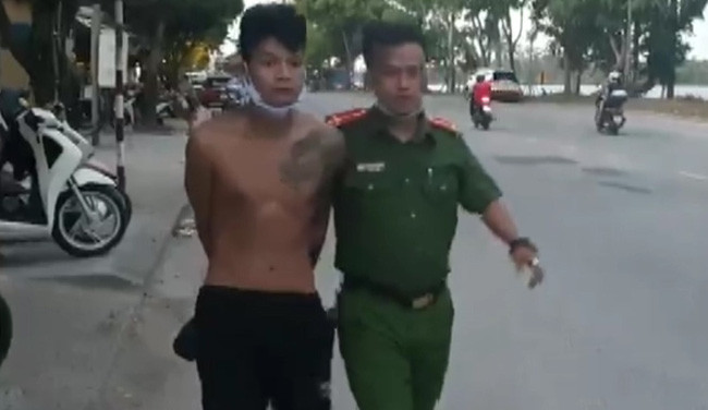 Công an bắt giữ đối tượng Lê Ngọc Phú Thịnh. Ảnh: C.Q. Công an bắt giữ đối tượng Lê Ngọc Phú Thịnh. Ảnh: C.Q.