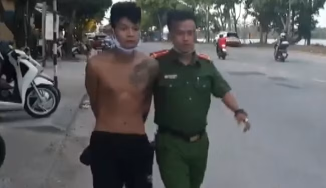  Công an bắt giữ đối tượng Lê Ngọc Phú Thịnh. Ảnh: C.Q.