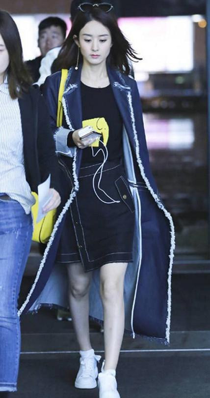 Người đẹp khoe gu thời trang sân bay năng động.