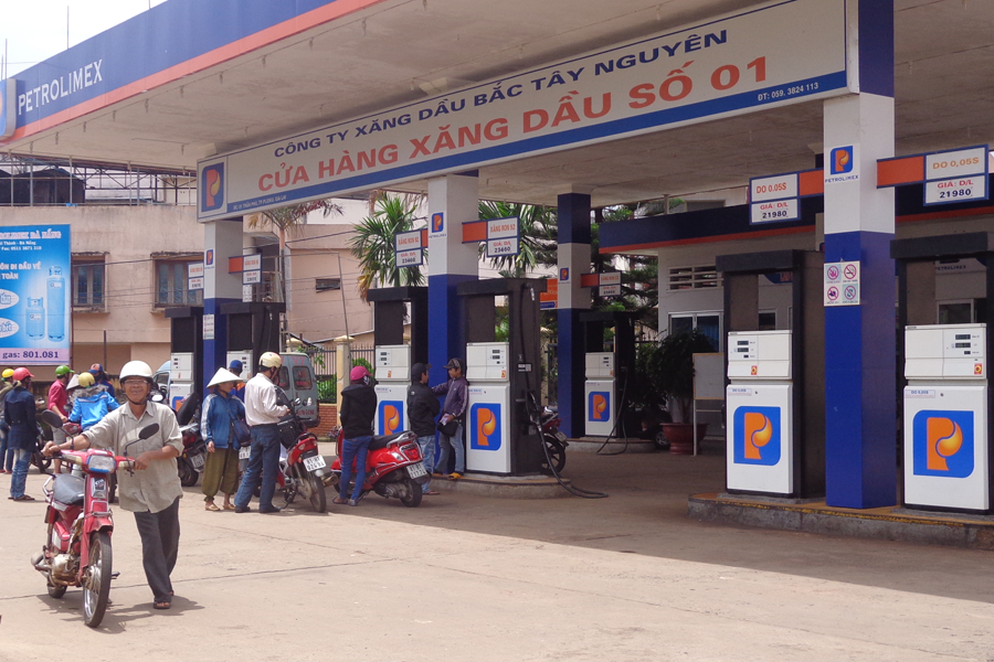 Từ 1-1-2018 thay hoàn toàn xăng A92 bằng xăng E5. Ảnh: H.P Từ 1-1-2018 thay hoàn toàn xăng A92 bằng xăng E5. Ảnh: H.P