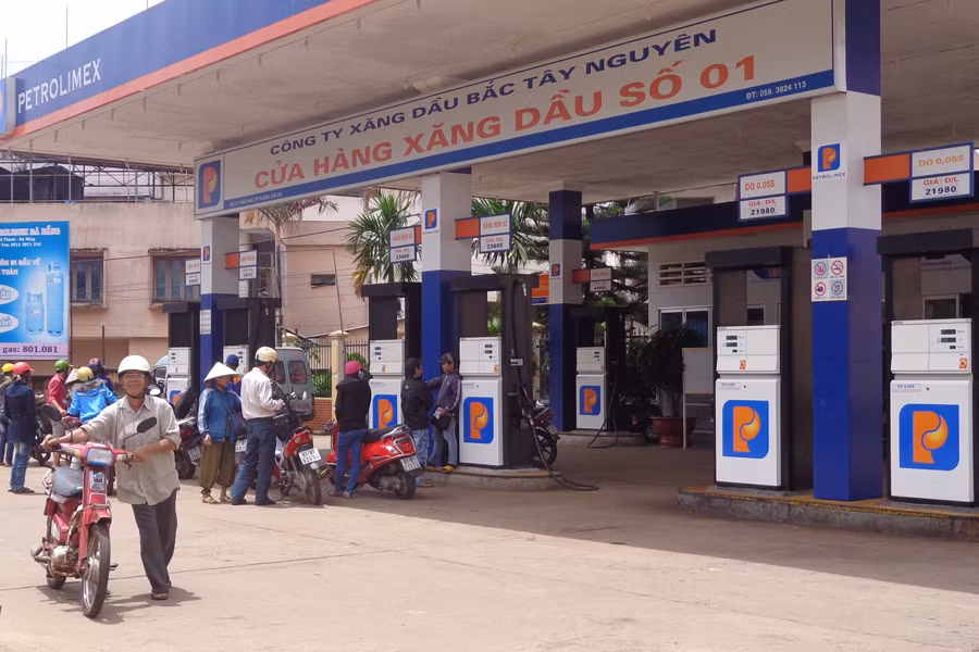 Từ 1-1-2018 thay hoàn toàn xăng A92 bằng xăng E5. Ảnh: H.P Từ 1-1-2018 thay hoàn toàn xăng A92 bằng xăng E5. Ảnh: H.P