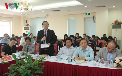 Các đại biểu tham luận tại hội thảo đổi mới phương thức lãnh đạo của Đảng thông qua tổ chức Đảng và Đảng viên.