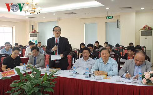 Các đại biểu tham luận tại hội thảo đổi mới phương thức lãnh đạo của Đảng thông qua tổ chức Đảng và Đảng viên.