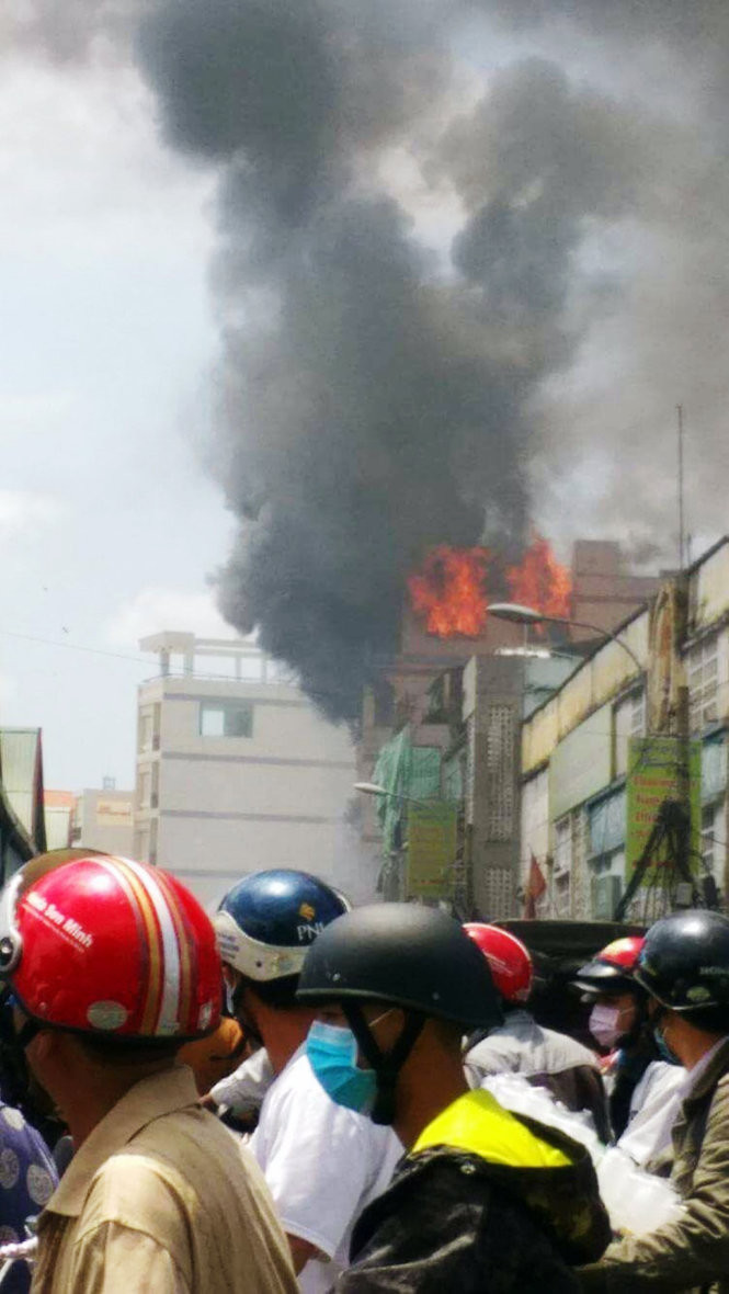 Lửa cháy dữ dội tại lầu 5 căn nhà trên đường Kim Biên - Ảnh: Bạn đọc cung cấp Lửa cháy dữ dội tại lầu 5 căn nhà trên đường Kim Biên - Ảnh: Bạn đọc cung cấp