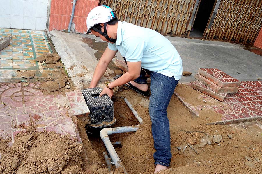 Việc phát hiện các trường hợp người dân vi phạm rất khó vì toàn bộ hệ thống ống cấp nước đều nằm dưới lòng đất. Ảnh: Hồng Thi Việc phát hiện các trường hợp người dân vi phạm rất khó vì toàn bộ hệ thống ống cấp nước đều nằm dưới lòng đất. Ảnh: Hồng Thi
