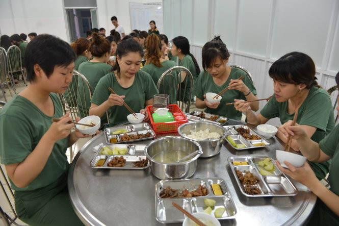  Bữa ăn diễn ra rất nhanh, các tân binh không nói chuyện riêng, tập trung ăn hết suất ăn của mình