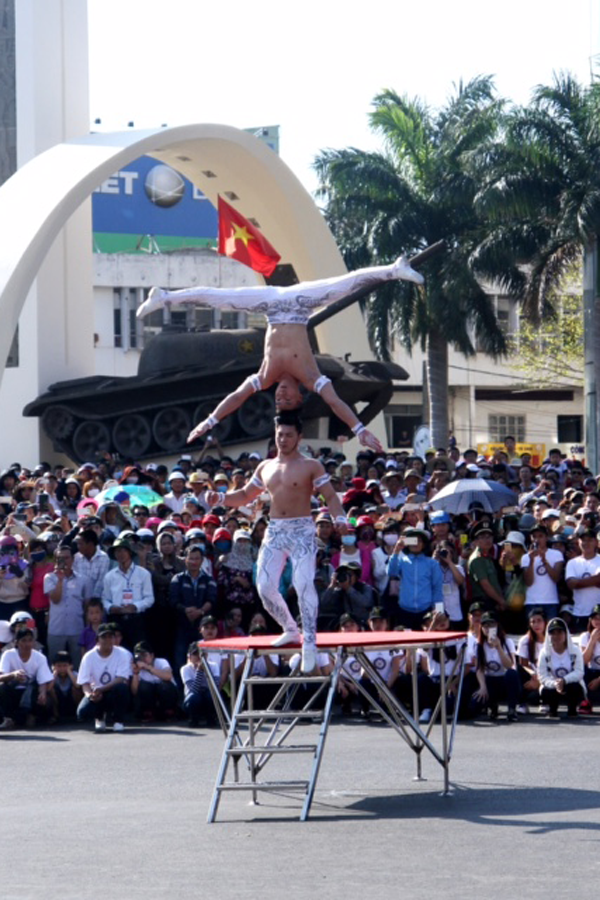 Hai nghệ sĩ xiếc nổi tiếng đã lập kỷ lục Guinness Quốc Cơ và Quốc Nghiệp cũng tham gia biểu diễn tại lễ hội. Ảnh Văn Ngọc
