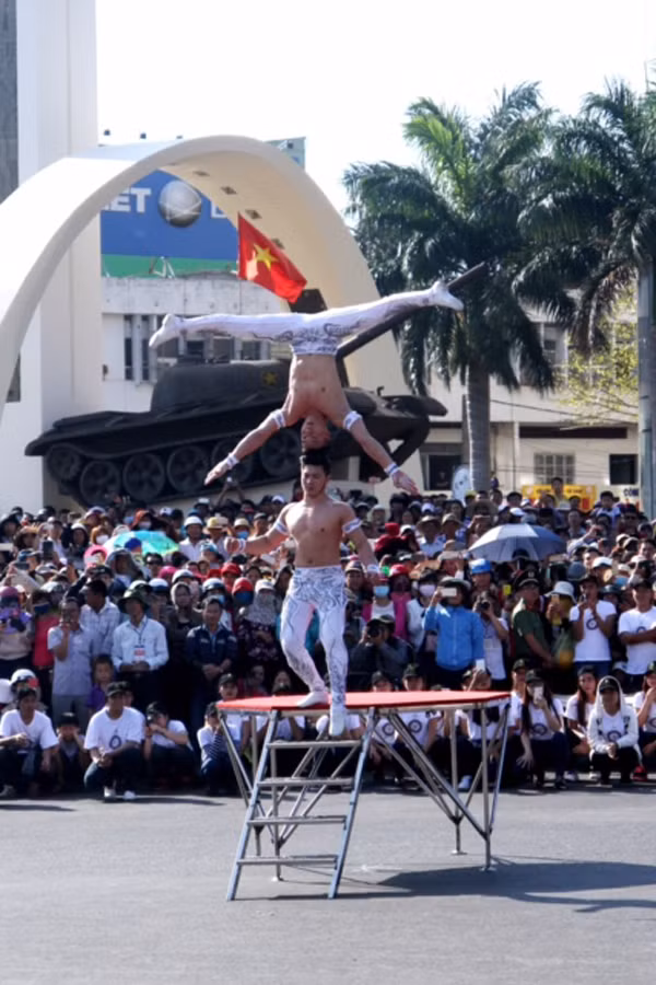 Hai nghệ sĩ xiếc nổi tiếng đã lập kỷ lục Guinness Quốc Cơ và Quốc Nghiệp cũng tham gia biểu diễn tại lễ hội. Ảnh Văn Ngọc