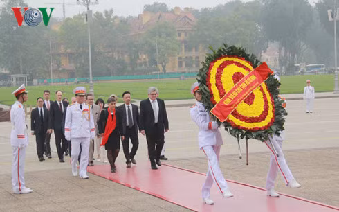 Đoàn đại biểu Hội đồng Nhà nước Liên bang Thụy Sỹ đặt vòng hoa vào Lăng viếng Chủ tịch Hồ Chí Minh.