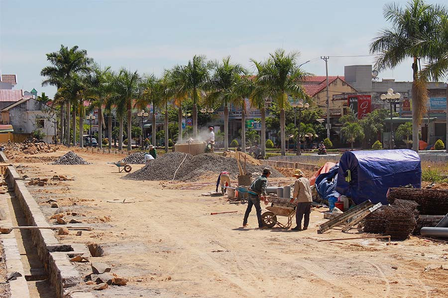 Theo kế hoạch năm 2017, Ban QLDA huyện Kbang sẽ tổ chức đấu thầu 10 gói thầu xây lắp công trình giao thông và dân dụng. Ảnh: Hồng Thi Theo kế hoạch năm 2017, Ban QLDA huyện Kbang sẽ tổ chức đấu thầu 10 gói thầu xây lắp công trình giao thông và dân dụng. Ảnh: Hồng Thi