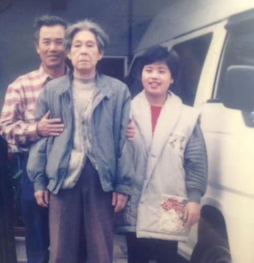 Chị Hoài và bố Nam lần đầu sang Nhật thăm ông Hoàng Văn Hạc.