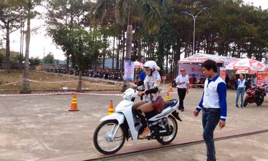 Nhân viên Công ty hướng dẫn người dân tập lái xe thăng bằng.